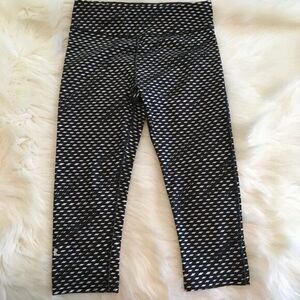 Under Armour Black & White Workout Capris Medium